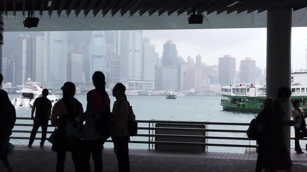 Hong Kong, China, 12 April 2019: Lambat Gerak Wisatawan yang mengunjungi tepi laut di Tsim Sha Tsui pada hari hujan - adalah tujuan wisata yang terkenal . — Stok Video