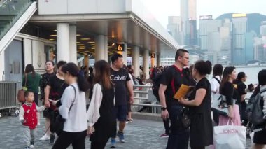 Tsim Sha Tsui'de sahili ziyaret eden Turistlerin Yavaş Hareketi