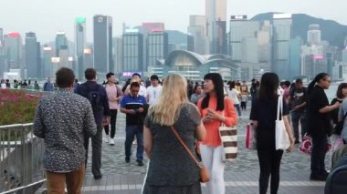 Tsim Sha Tsui'de sahili ziyaret eden Turistlerin Yavaş Hareketi