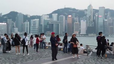 Tsim Sha Tsui'de sahili ziyaret eden Turistlerin Yavaş Hareketi