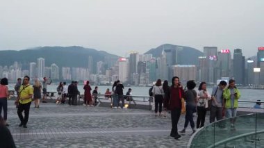 Tsim Sha Tsui'de sahili ziyaret eden Turistlerin Yavaş Hareketi