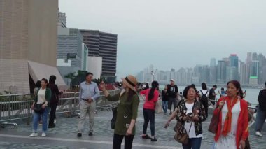 Tsim Sha Tsui'de sahili ziyaret eden Turistlerin Yavaş Hareketi