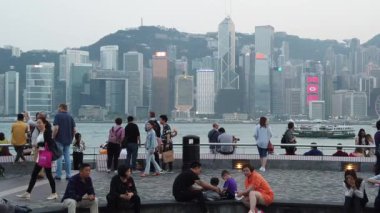 Tsim Sha Tsui'de sahili ziyaret eden Turistlerin Yavaş Hareketi