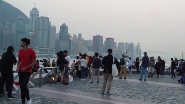 Tsim Sha Tsui'de sahili ziyaret eden Turistlerin Yavaş Hareketi