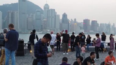 Tsim Sha Tsui'de sahili ziyaret eden Turistlerin Yavaş Hareketi