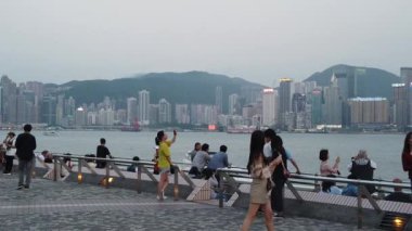 Tsim Sha Tsui'de sahili ziyaret eden Turistlerin Yavaş Hareketi