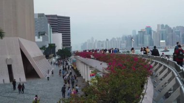 Tsim Sha Tsui'de sahili ziyaret eden Turistlerin Yavaş Hareketi