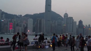 Tsim Sha Tsui'de sahili ziyaret eden Turistlerin Yavaş Hareketi