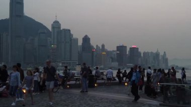 Tsim Sha Tsui'de sahili ziyaret eden Turistlerin Yavaş Hareketi