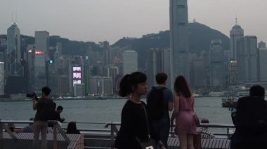 Tsim Sha Tsui'de sahili ziyaret eden Turistlerin Yavaş Hareketi