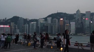 Tsim Sha Tsui'de sahili ziyaret eden Turistlerin Yavaş Hareketi