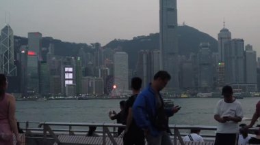 Tsim Sha Tsui'de sahili ziyaret eden Turistlerin Yavaş Hareketi