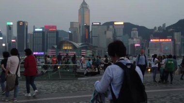 Tsim Sha Tsui'de sahili ziyaret eden Turistlerin Yavaş Hareketi