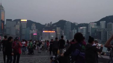 Tsim Sha Tsui'de sahili ziyaret eden Turistlerin Yavaş Hareketi