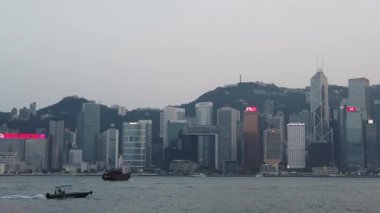 Victoria Harbor ve Hong Kong Adası Skyline yavaş hareket