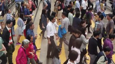 Kalabalık caddeyi geçen insanların yavaş hareketi