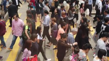 Kalabalık caddeyi geçen insanların yavaş hareketi