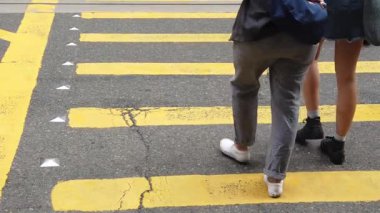 Kalabalık caddeyi geçen insanların yavaş hareketi