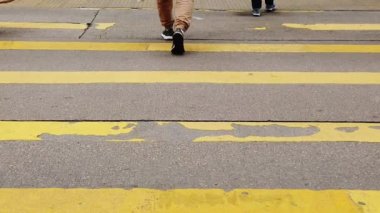 Kalabalık caddeyi geçen insanların yavaş hareketi