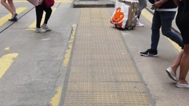Kalabalık caddeyi geçen insanların yavaş hareketi