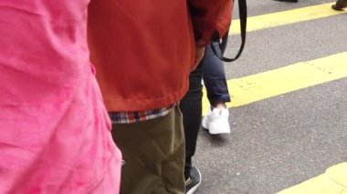 Kalabalık caddeyi geçen insanların yavaş hareketi