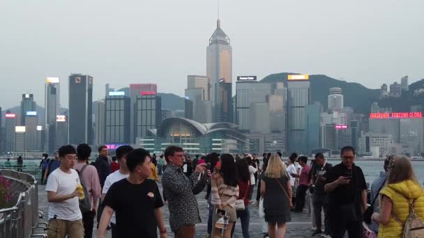 Slow Motion dei turisti che visitano il lungomare di Tsim Sha Tsui — Video Stock