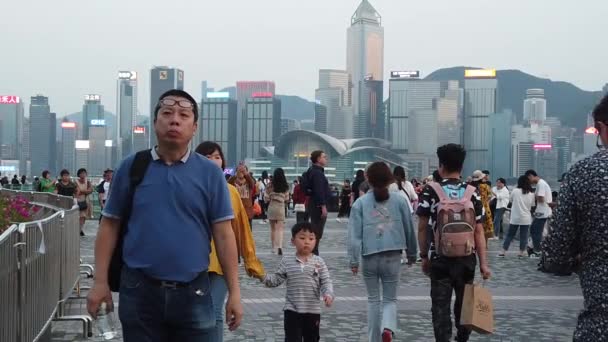 Movimiento lento de turistas que visitan el paseo marítimo en Tsim Sha Tsui — Vídeos de Stock