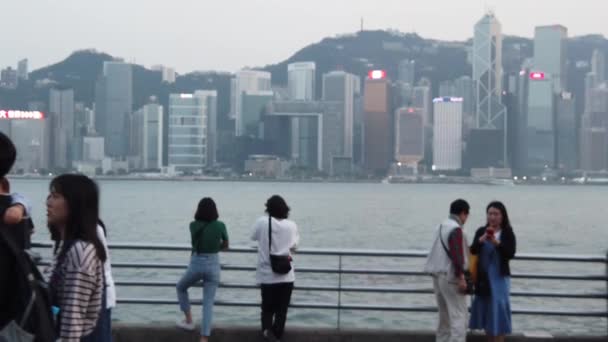 Movimento lento de turistas que visitam a orla marítima em Tsim Sha Tsui — Vídeo de Stock
