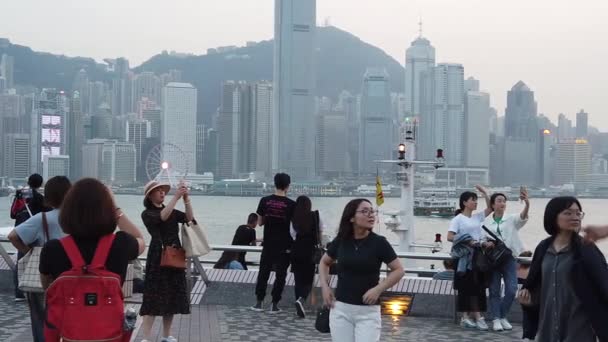 Slow Motion dei turisti che visitano il lungomare di Tsim Sha Tsui — Video Stock