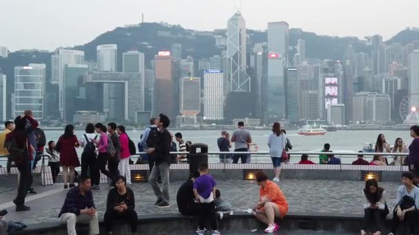 Movimiento lento de turistas que visitan el paseo marítimo en Tsim Sha Tsui — Vídeos de Stock