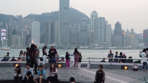 Movimiento lento de turistas que visitan el paseo marítimo en Tsim Sha Tsui — Vídeos de Stock