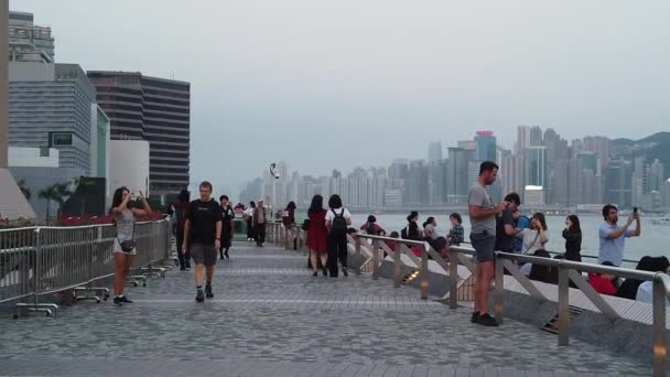 Slow Motion av turister som besöker vattnet i Tsim Sha Tsui — Stockvideo