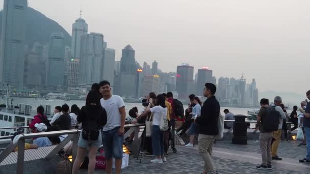 Turisters langsomme bevegelse på sjøsiden i Tsim Sha Tsui – stockvideo