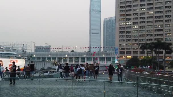 Movimiento lento de turistas que visitan el paseo marítimo en Tsim Sha Tsui — Vídeos de Stock