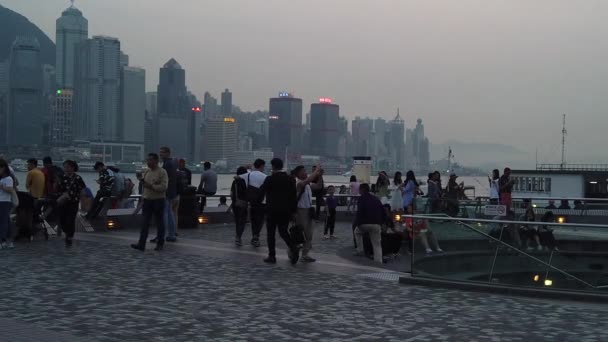 Slow Motion dei turisti che visitano il lungomare di Tsim Sha Tsui — Video Stock