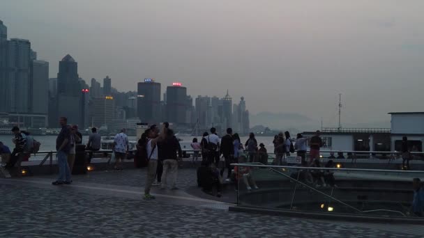 Movimiento lento de turistas que visitan el paseo marítimo en Tsim Sha Tsui — Vídeos de Stock