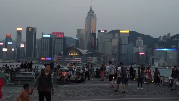 Movimento lento de turistas que visitam a orla marítima em Tsim Sha Tsui — Vídeo de Stock