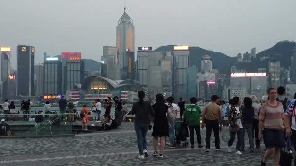 Movimiento lento de turistas que visitan el paseo marítimo en Tsim Sha Tsui — Vídeos de Stock