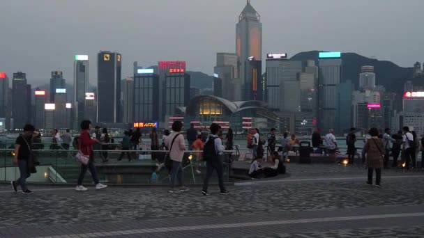 Movimiento lento de turistas que visitan el paseo marítimo en Tsim Sha Tsui — Vídeos de Stock