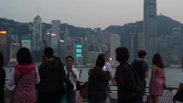 Pomalý pohyb turistů navštěvující nábřeží v Tsim Sha Tsui — Stock video