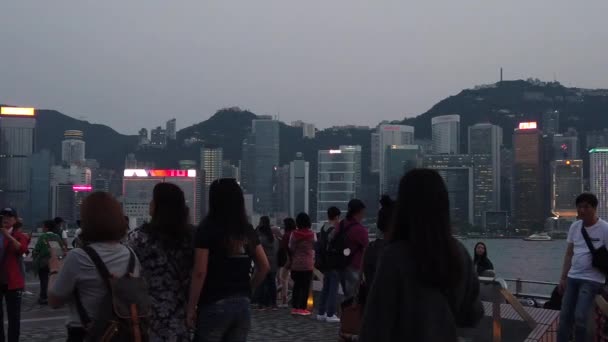 Movimento lento de turistas que visitam a orla marítima em Tsim Sha Tsui — Vídeo de Stock
