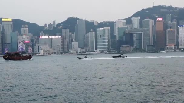 Powolny ruch Victoria Harbor i Hong Kong Island Skyline — Wideo stockowe