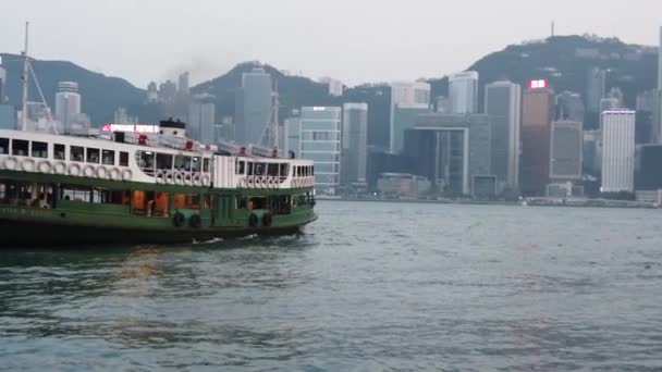 Pomalý pohyb Viktoriina přístavu a hongkongského ostrova Skyline — Stock video