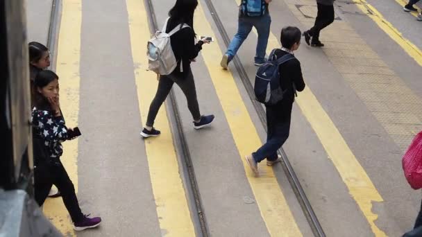 Mouvement lent des gens Traverser la rue animée — Video