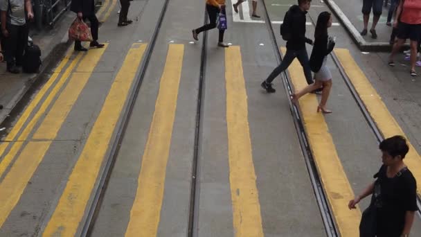 Langzame beweging van mensen die de drukke straat oversteken — Stockvideo
