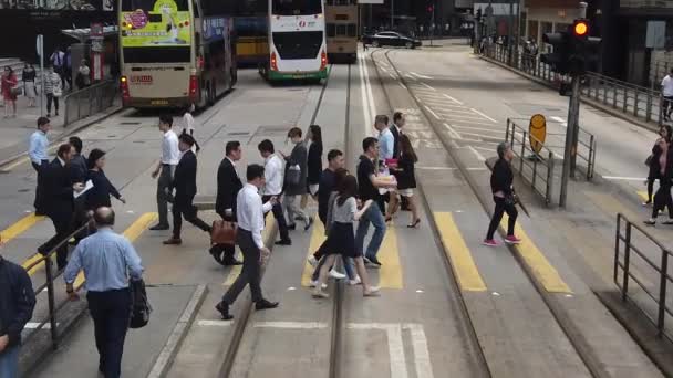 Slow Motion av människor som korsar den livliga gatan — Stockvideo