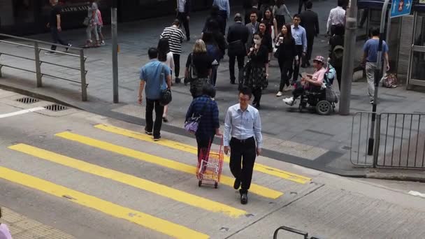 Lambat gerak orang-orang Menyeberang jalan yang sibuk — Stok Video