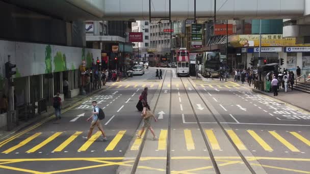 Медленное движение людей, пересекающих оживленную улицу — стоковое видео