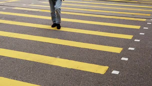 Медленное движение людей, пересекающих оживленную улицу — стоковое видео