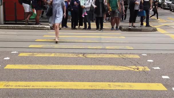 Повільний рух людей, що перетинають жвавій вулиці — стокове відео